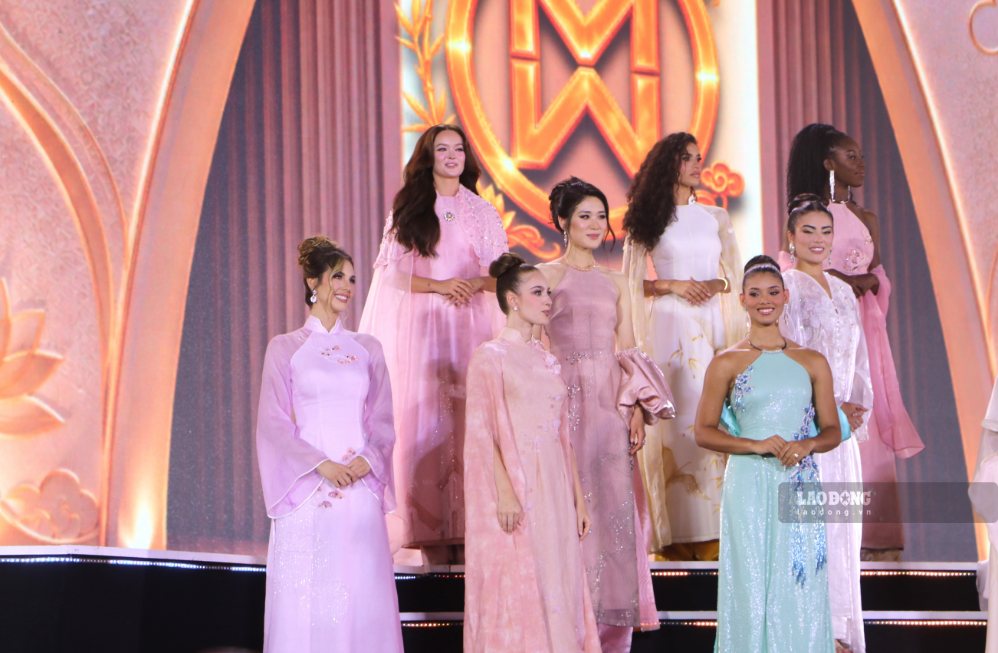 Tân hoa hậu Miss World lần thứ 73 (áo dài xanh) rạng rỡ trong tà áo dài Việt Nam. Ảnh: Phương Linh