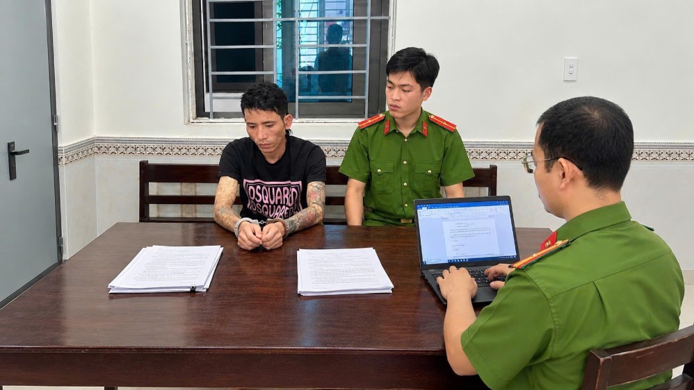 Đối tượng Trần Hùng Phi, người bị xác định cầm đầu đường dây ma túy liên tỉnh, tại cơ quan công an. Ảnh: Công an Nghệ An