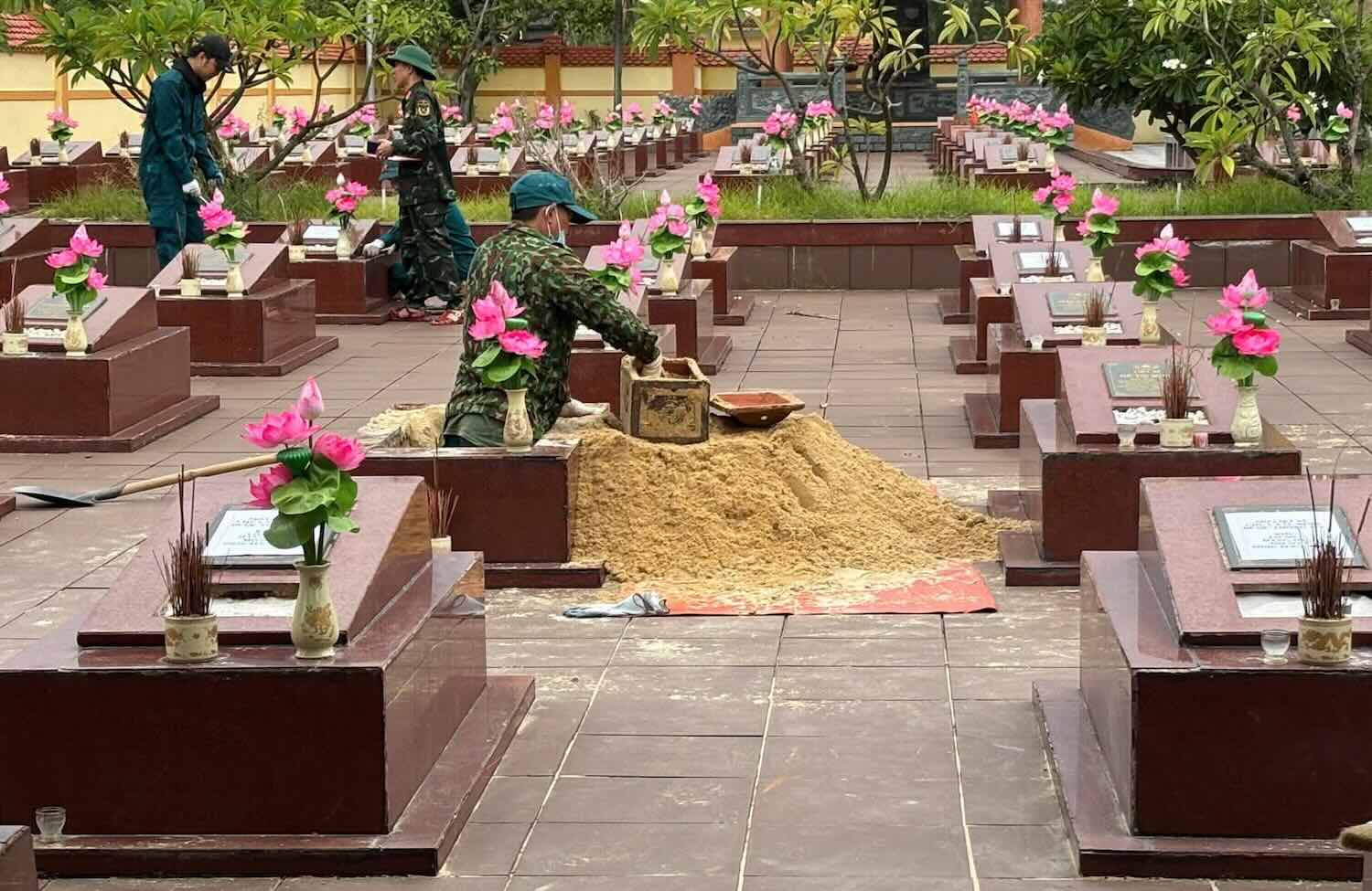 Functional forces take DNA samples of martyrs in Dong Hoi ward. Photo: Dong Hoi Ward People's Committee