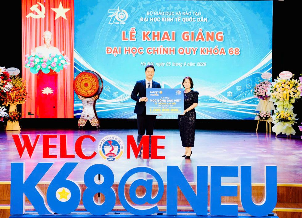 Bao Viet consacre 1 milliard de dongs à la remise de bourses d'études "Bao Viet - Pour l'avenir du Vietnam" aux étudiants de l'Université nationale d'économie pour l'année scolaire 2026-2027. Photo: TĐBV