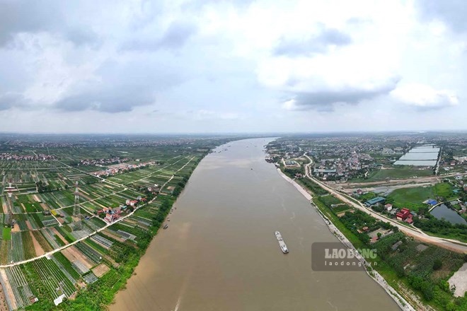 Hà Nội sẽ di dời, tái thiết những làng, xóm không đảm bảo an toàn phòng, chống, thoát lũ khi thực hiện Dự án đầu tư Trục đại lộ cảnh quan sông Hồng. Ảnh: Hữu Chánh