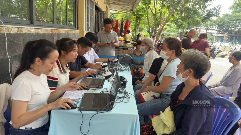 Đông đảo chức sắc, phật tử được khám sức khỏe miễn phí tại phường Tân Hưng. Ảnh: Minh Tâm