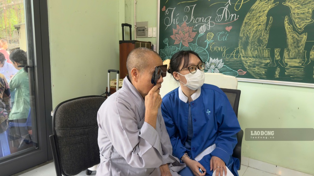 Đội ngũ y bác sĩ đến từ Bệnh viện Đại học Y Dược TPHCM đã trực tiếp kiểm tra thể lực, khám lâm sàng 7 chuyên khoa gồm Nội, Ngoại, Tai-Mũi-Họng, Răng-Hàm-Mặt, Mắt, Da liễu... Ảnh: Minh Tâm