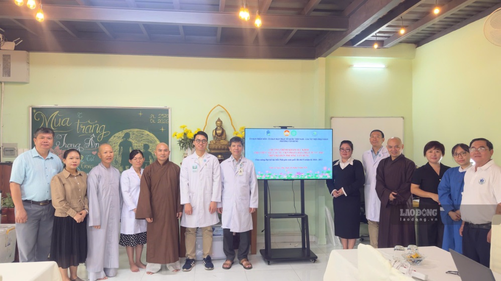 Đây là đợt khám thứ hai do MTTQ Việt Nam phường Tân Hưng tổ chức cho các chức sắc, chức việc, tín đồ các tôn giáo. Ảnh: Minh Tâm