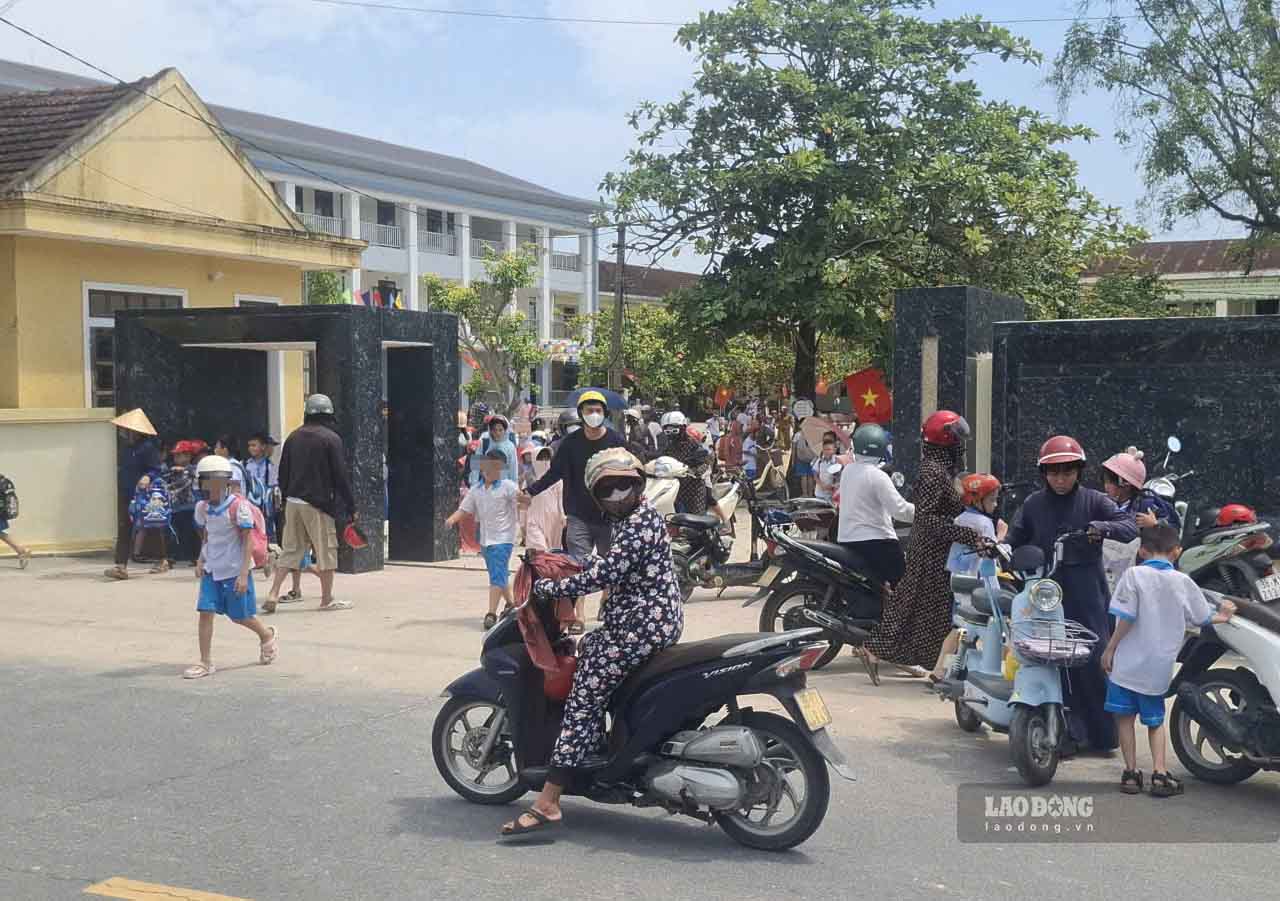 The main point is Ha Huy Tap Primary School, where many parents want the school to soon organize semi-boarding. Photo: Tran Tuan
