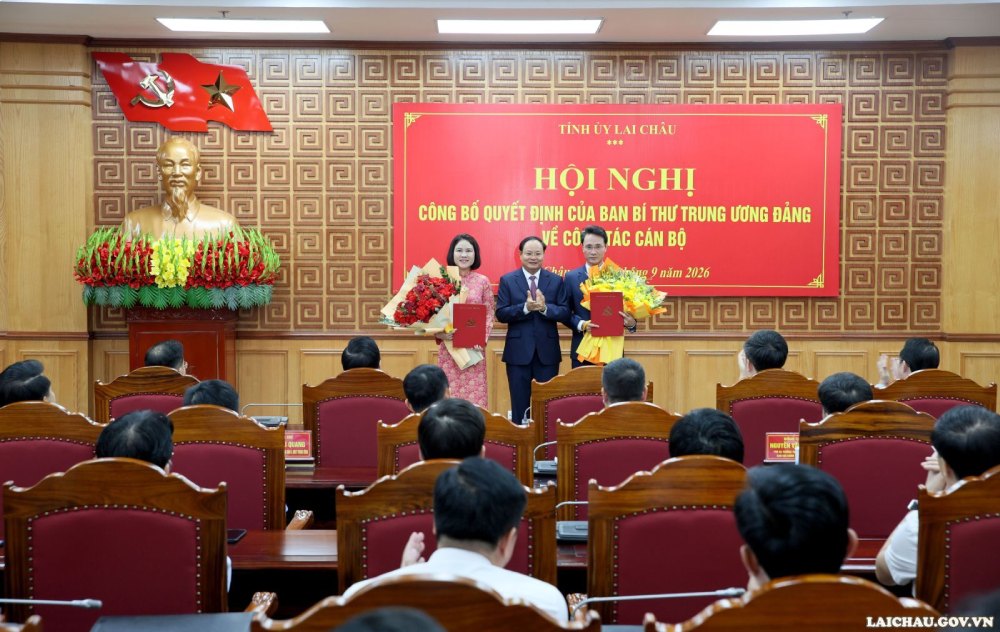 Member of the Party Central Committee, Lai Chau Provincial Party Secretary Le Minh Ngan presents decisions and flowers to congratulate personnel including Mr. Ha Trong Hai and Ms. Dao Thi Lan Anh. Photo: Laichau. gov. vn
