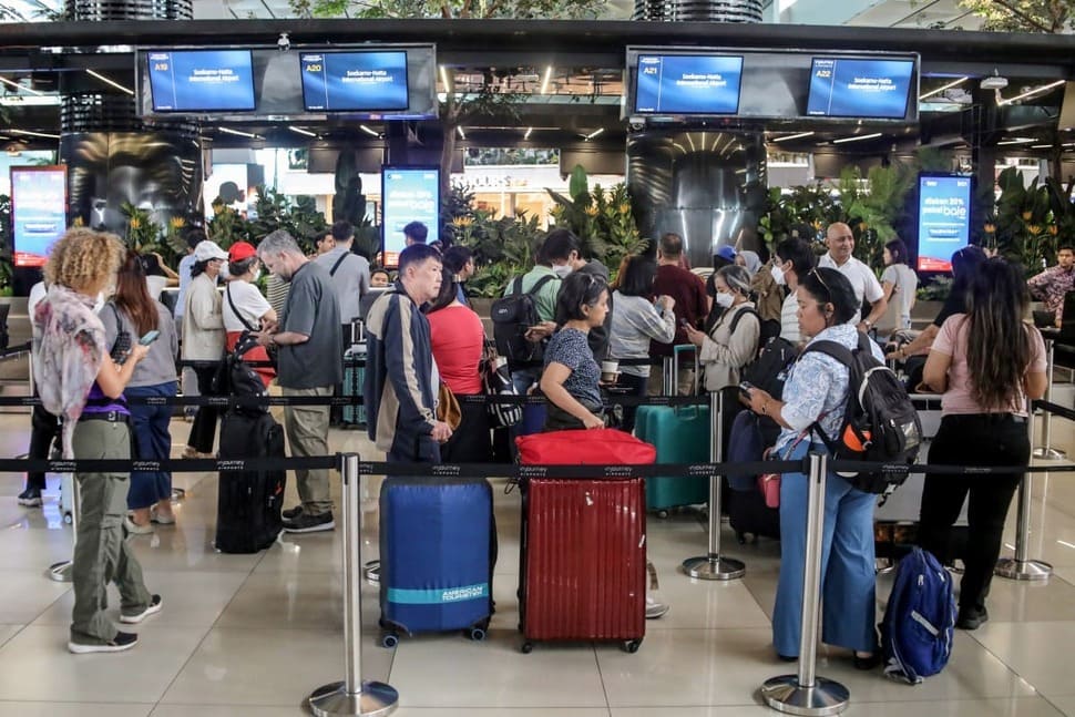 Passengers are affected when Soekarno Hatta International Airport near Jakarta, Indonesia is temporarily suspended due to volcanic ash. Photo: AFP