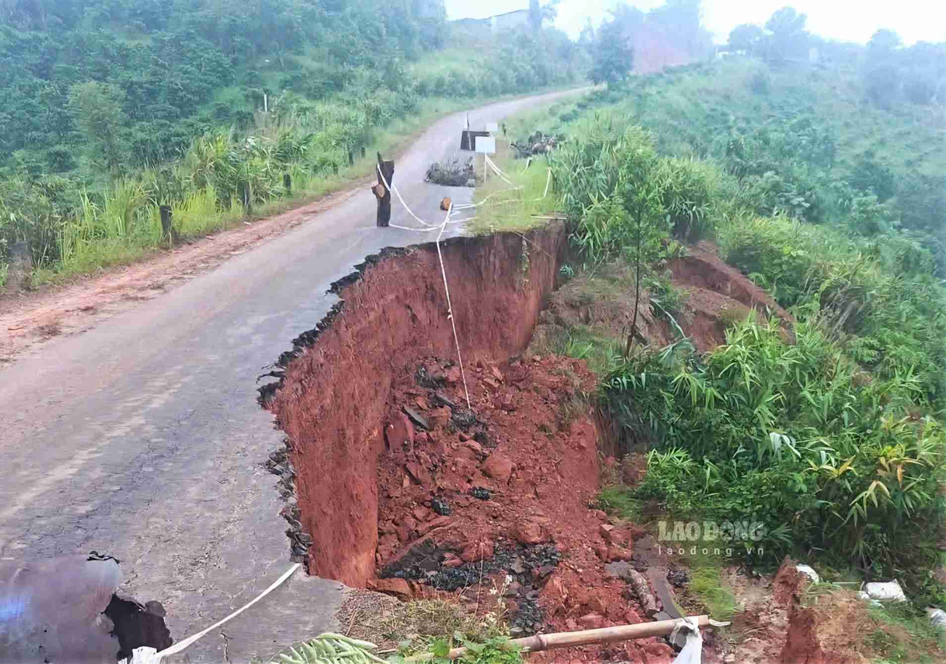 Scène de glissement de terrain sur la route dans le quartier de Đông Gia Nghĩa, affectant les déplacements de dizaines de ménages. Photo: Hải Đường