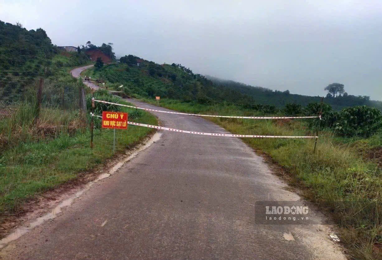 Phường Đông Gia Nghĩa căng dây, cảnh báo và phong tỏa khu vực sạt trượt trên tuyến đường để bảo đảm an toàn. Ảnh: Hải Đường