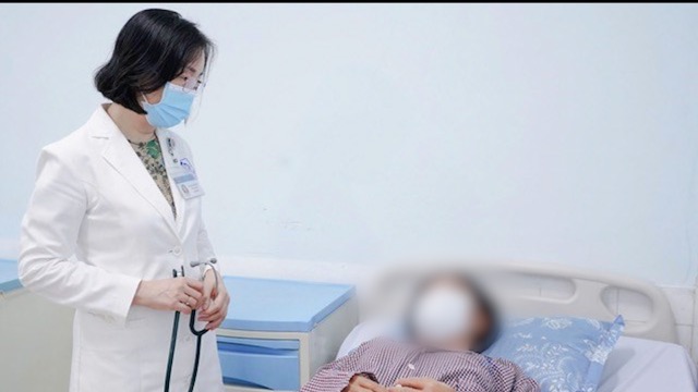 Le Dr Lê Thị Thu Hương examine une patiente. Photo: Fournie par l'hôpital populaire de Gia Định
