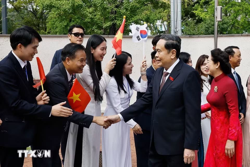 Chủ tịch Quốc hội Trần Thanh Mẫn và Phu nhân gặp gỡ cán bộ Đại sứ quán và cộng đồng người Việt Nam tại Hàn Quốc. Ảnh: Doãn Tấn/TTXVN