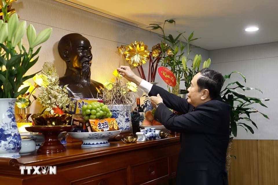 Chủ tịch Quốc hội Trần Thanh Mẫn dâng hương tưởng nhớ Chủ tịch Hồ Chí Minh tại Đại sứ quán Việt Nam tại Hàn Quốc. Ảnh: Doãn Tấn/TTXVN