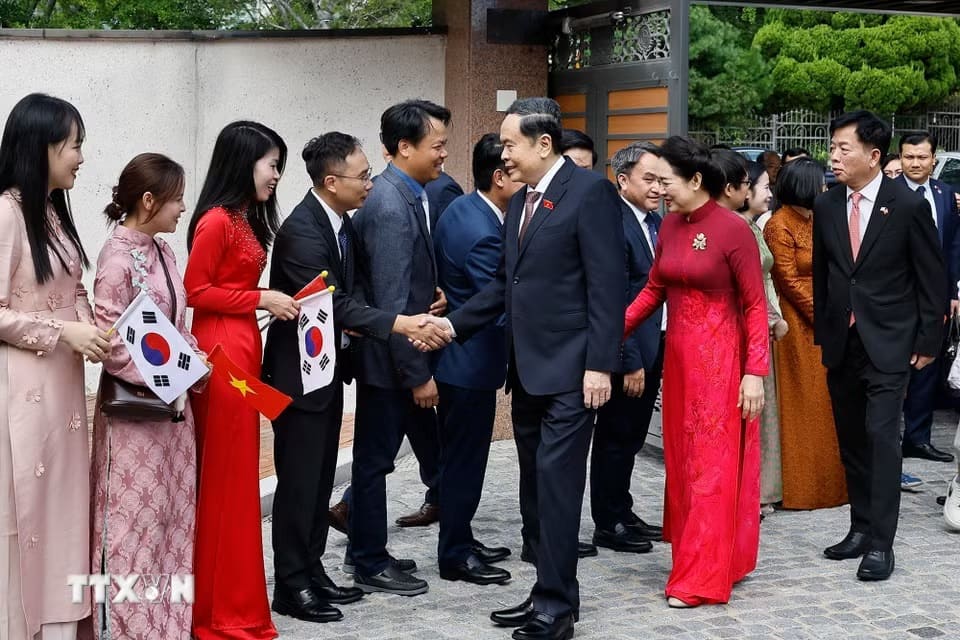 National Assembly Chairman Tran Thanh Man and his wife meet with Embassy officials and the Vietnamese community in Korea. Photo: Doan Tan/VNA