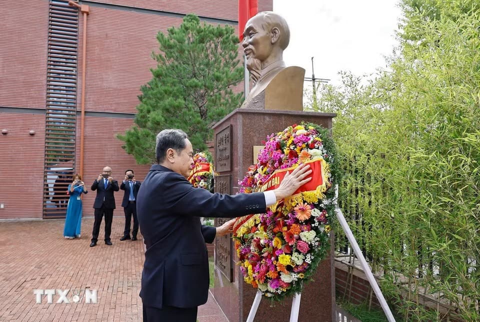 Chủ tịch Quốc hội Trần Thanh Mẫn dâng hoa tại Tượng đài Chủ tịch Hồ Chí Minh trong Đại sứ quán Việt Nam tại Hàn Quốc. Ảnh: Doãn Tấn/TTXVN