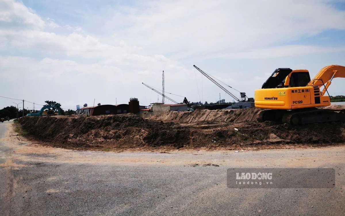 Vật liệu xây dựng tập kết sát bên đê. Ảnh: Lương Hà