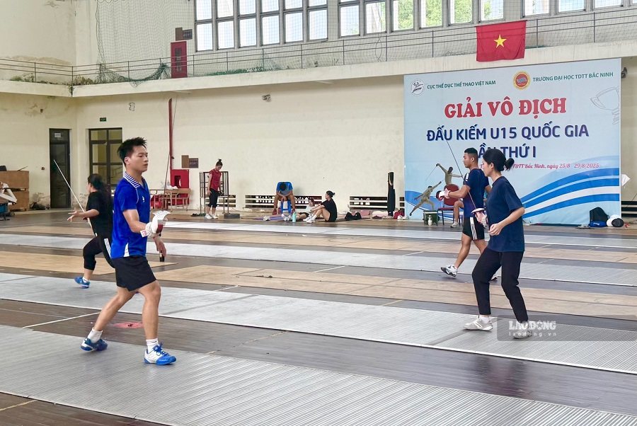 Vietnamese swordsmen practice focused to prepare for ASIAD 20. Photo: Hoai Viet