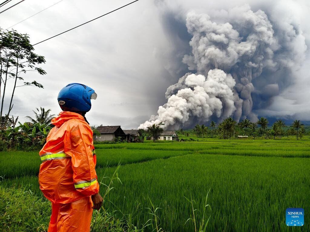 Substance volcanique jaillissant du mont Semeru dans le district de Lumajang, province de Java oriental, Indonésie, le 19 novembre 2025. Photo: Xinhua