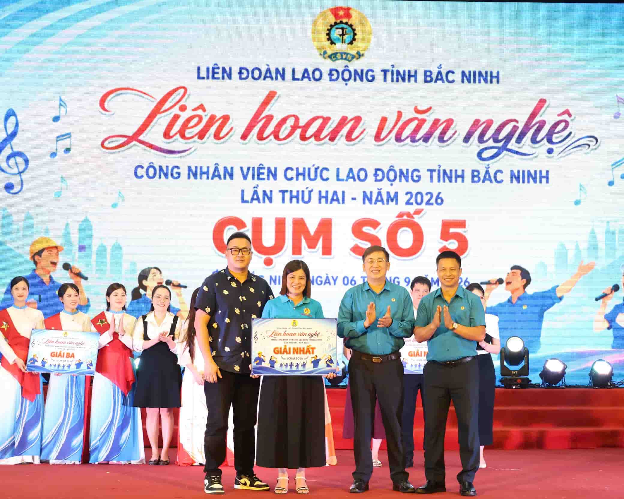 Bac Ninh Provincial Labor Federation awards prizes to the first prize winning team. Photo: Quyet Chien/Provincial Labor Federation