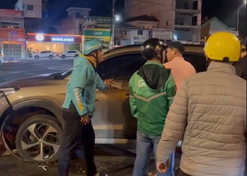 Scène de la zone où la voiture a percuté le terre-plein central sur la route, le conducteur présentant des signes d'ébriété. Photo: Police de Đắk Lắk