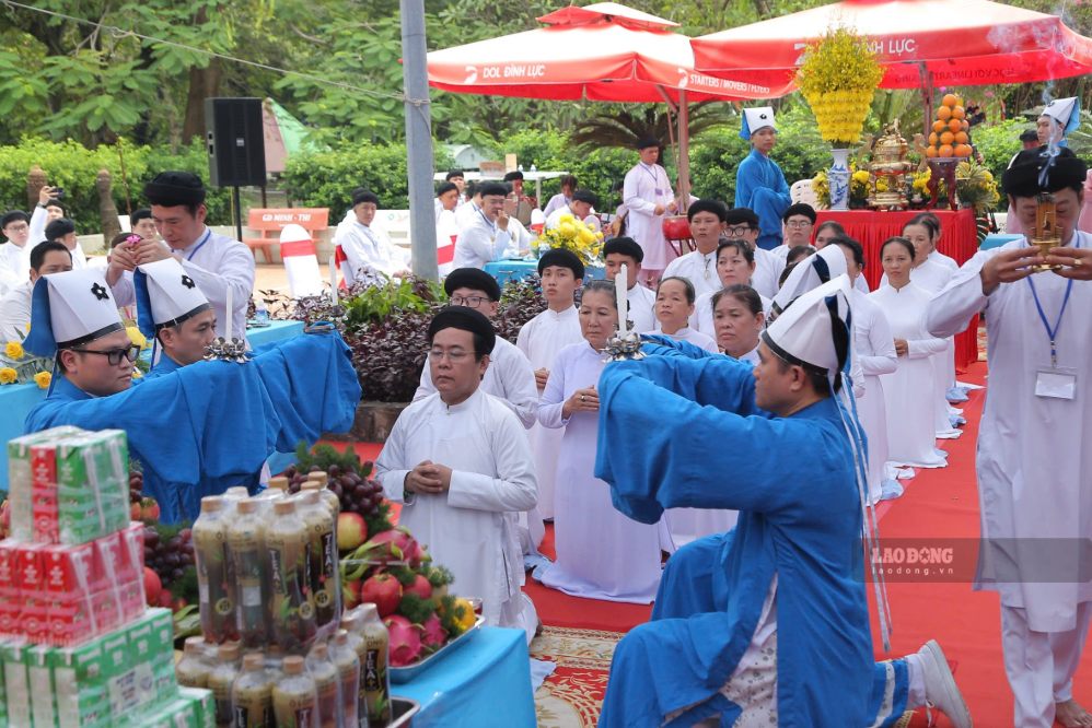 El 6 de septiembre, la congregación Cao Dai Cho Lon (que anteriormente pertenecía a los distritos 6, 10 y 11) perteneciente a la Gran Religión Tam Ky Pho Do - Santa Sede de Tay Ninh organizó una ceremonia de oración por los mártires heroicos en el Parque Le Thi Rieng. Foto: Anh Tu
