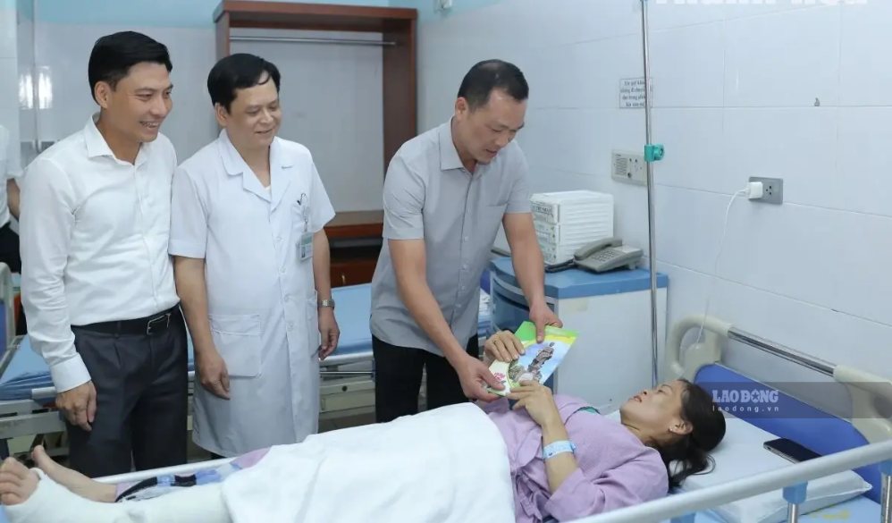 Mr. To Anh Dung - Chairman of Thanh Hoa Provincial People's Committee - visits worker Nguyen Thi Hong Hanh. Photo: Tran Lam