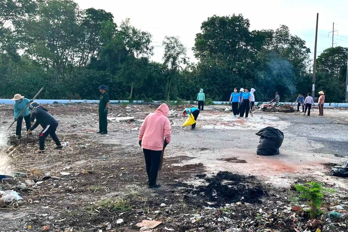 Many people participate in environmental sanitation campaigns in Phuoc Thang ward. Photo: Phuoc Thang Ward People's Committee