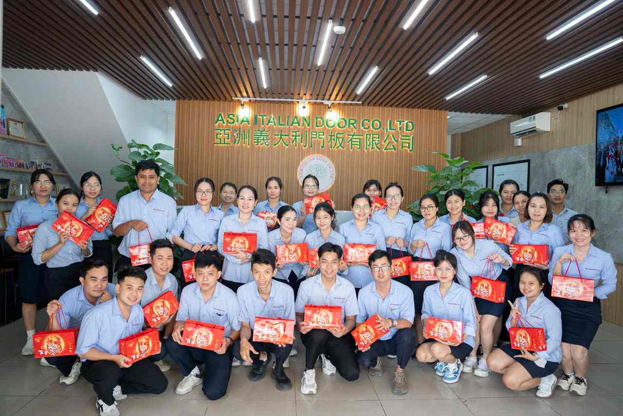 The grassroots trade union of Ky Nghe Cua Y A Chau Co., Ltd. organized early donation of mooncakes to union members and workers. Photo: Provided by the grassroots trade union