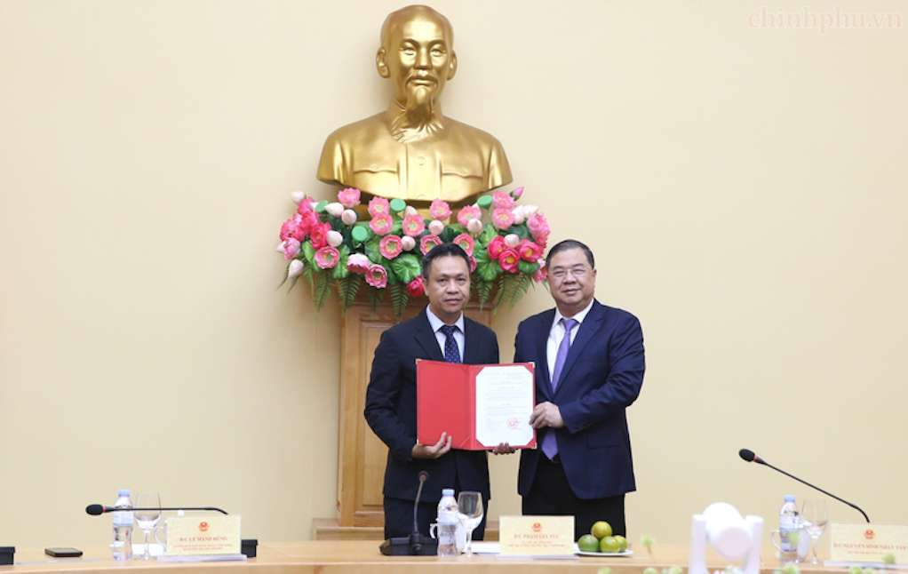 El miembro del Buró Político, Viceprimer Ministro Permanente Phạm Gia Túc entregó la Decisión de nombrar al Sr. Nguyễn Việt Sơn - Director del Departamento de Petróleo y Carbón - para ocupar el cargo de Viceministro de Industria y Comercio. Foto: Chinhphu. vn/Nguyễn Hoàng
