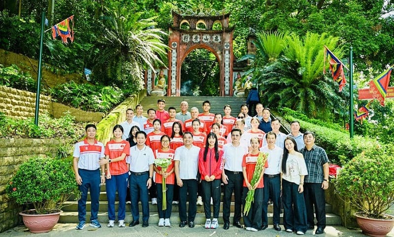 Members of the Vietnam Athletics Team participating in ASIAD 20 offered incense at Hung Temple. Photo: Huy Tran