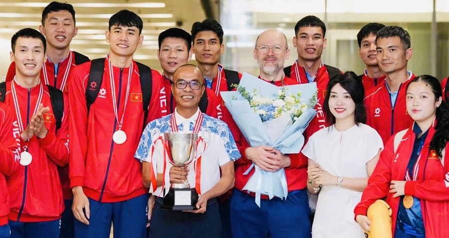 Chủ tịch Liên đoàn bóng chuyền Việt Nam (cầm cúp) sẽ là lãnh đội Đội tuyển bóng chuyền nam Việt Nam tại ASIAD 20. Ảnh: VFV