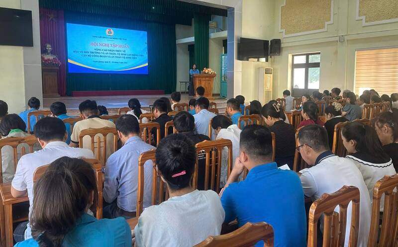 Training conference on skills in environmental protection, safety, and occupational hygiene. Photo: Tuyen Quang Trade Union