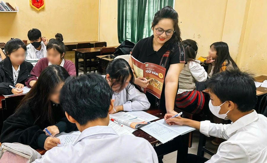 Ms. Truong Thi Khanh Hoa's wish is for students to master technology, expand their knowledge and spread their homeland identity. Photo: Character provided