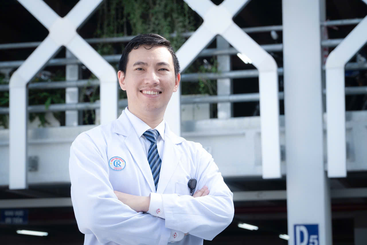 Dr. Ho Khanh Thanh coordinated with doctors and flight crew on the flight to help the pregnant woman successfully give birth to the baby. Photo: Cho Ray Hospital provided