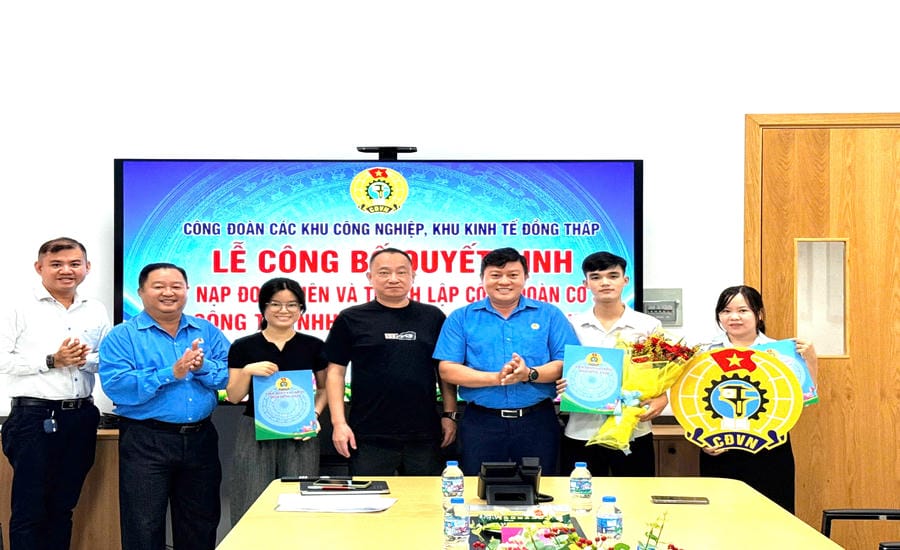 Trade unions of industrial parks and economic zones of Dong Thap organize a ceremony to announce the decision to admit union members and establish grassroots trade unions. Photo: Trade union of industrial parks and economic zones of Dong Thap