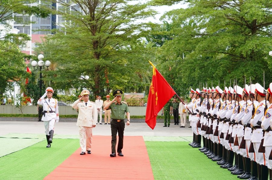 Đại tướng Lương Tam Quang - Ủy viên Bộ Chính trị, Bộ trưởng Bộ Công an duyệt đội danh dự của Công an Thanh Hóa. Ảnh: CATH