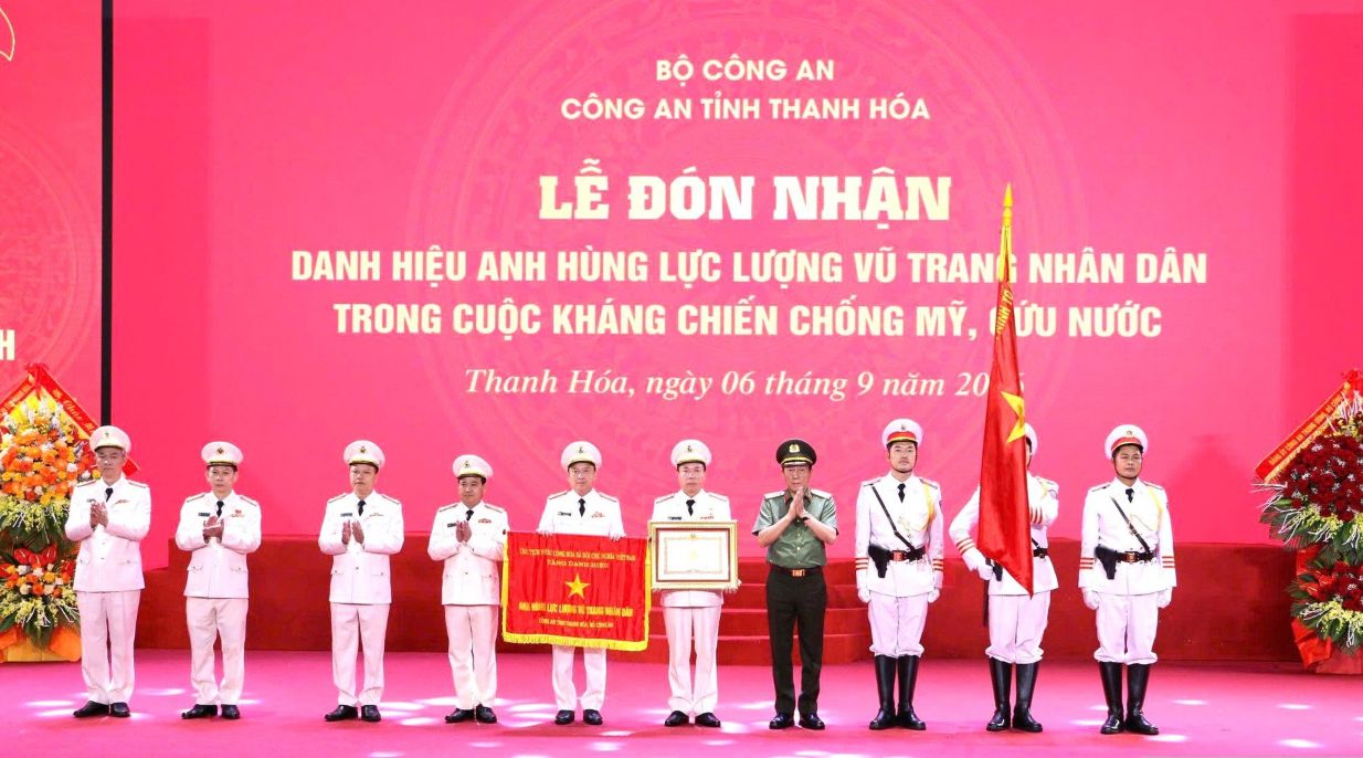 General Luong Tam Quang - Member of the Politburo, Minister of Public Security - awarded the title of Hero of the People's Armed Forces to Thanh Hoa Provincial Police. Photo: Thanh Hoa Police