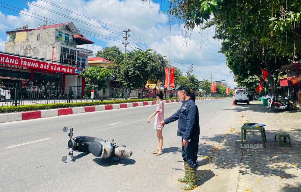 Lực lượng chức năng dựng lại hiện trường vụ tai nạn. Ảnh: Nguyễn Thu