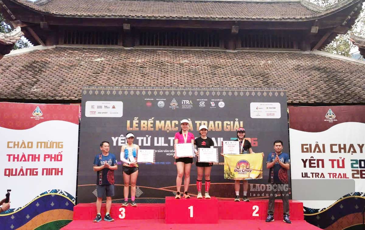 The Organizing Committee awarded prizes to athletes who achieved results at the Yen Tu Ultra Trail 2026 Running Race. Photo: Doan Hung