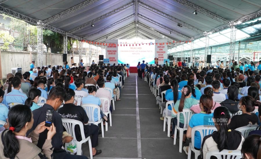 A large number of workers and laborers participate in the 2026 Workers' Day with Law and Security, Order in Tan Tao ward. Photo: Anh Tu