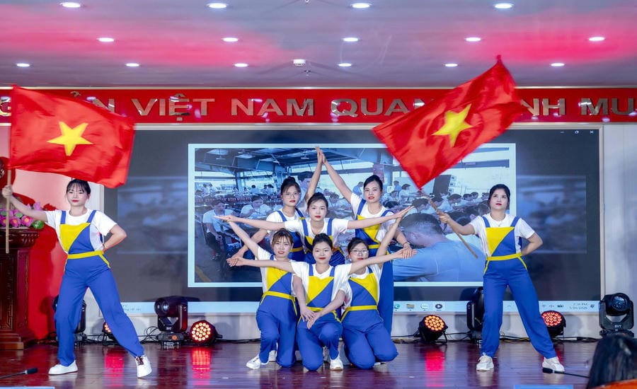 The "Song of Workers" festival in industrial parks in Nam Dinh region in 2026 attracted a large number of union members and workers to participate. Photo: Ha Vi