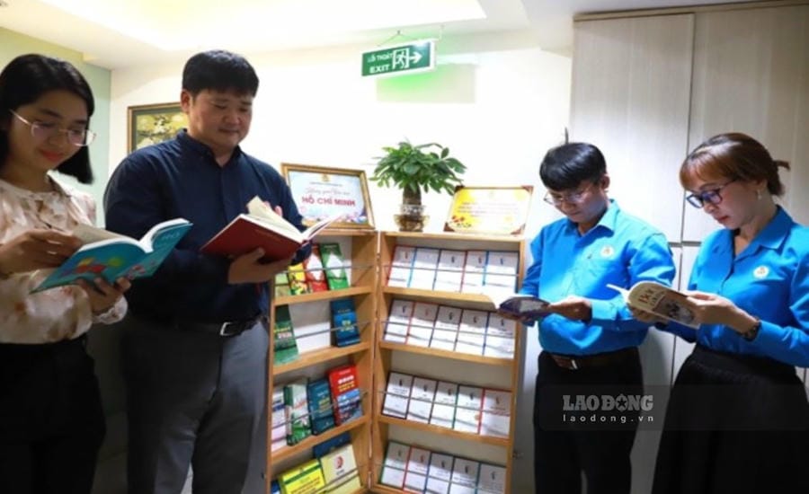 The mobile bookshelf "Ho Chi Minh Cultural Space" contributes to making studying and following Ho Chi Minh's ideology, ethics, and style a regular and close activity for workers. Photo: Duc Long