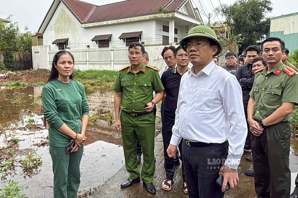 Chủ tịch UBND tỉnh Gia Lai Phạm Anh Tuấn kiểm tra khu vực ngập lụt tại phường Thống Nhất. Ảnh: Lê Tiền