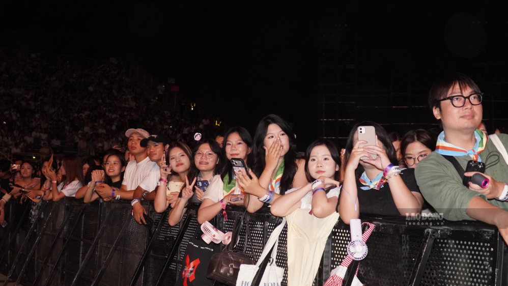 Khán giả trẻ tận hưởng bầu không khí sôi động tại concert Xoay tròn D3. Ảnh: Minh Vũ