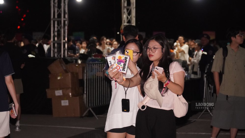 Khán giả trẻ háo hức chụp ảnh lưu giữ kỉ niệm trong concert Xoay tròn D3. Ảnh: Minh Vũ