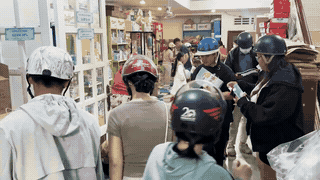 Tonight, many parents in Can Tho have not yet bought enough textbooks for their children