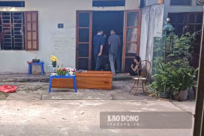 Lao Cai provincial functional forces examine the scene. Photo: Duy Dung