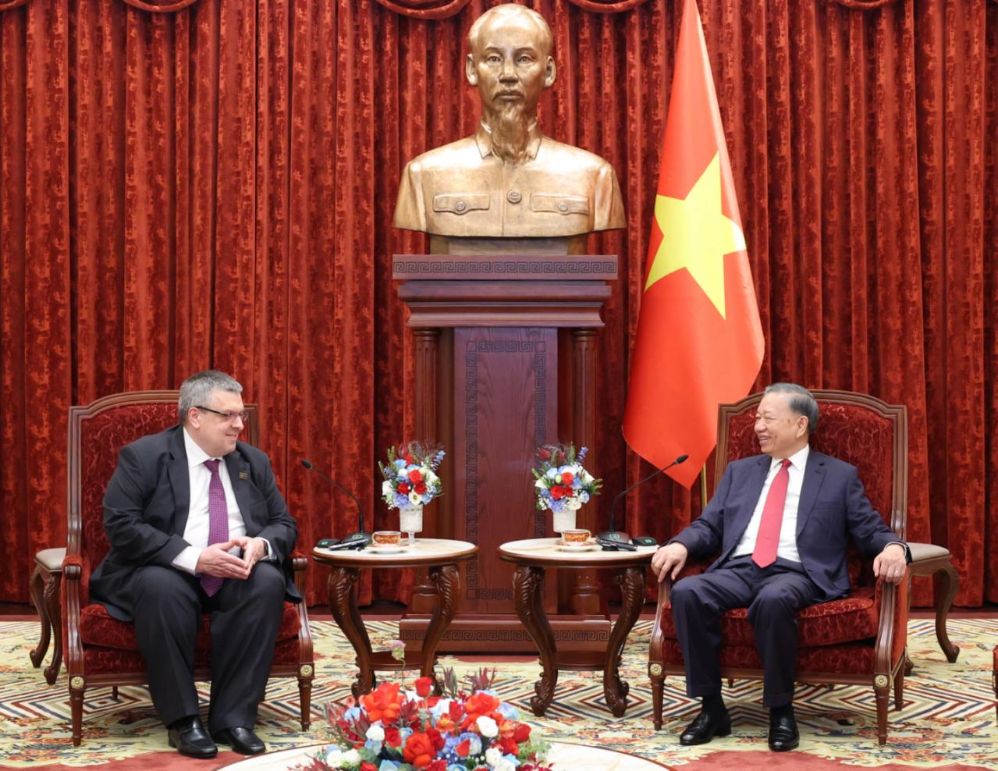 General Secretary and President To Lam answers a reporter from Russian news agency TASS Yuri Denisovich. Photo: Ministry of Foreign Affairs