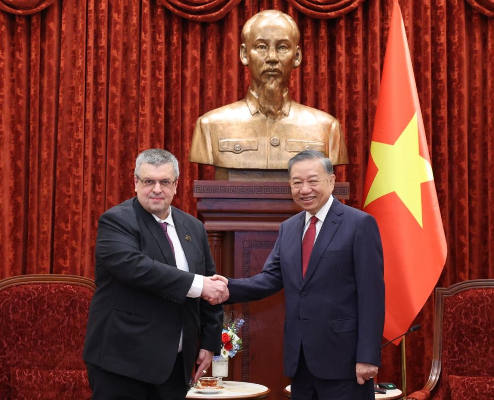 Phóng viên TASS Yuri Denisovich và Tổng Bí thư Ban Chấp hànhTrung ương Đảng Cộng sản Việt Nam, Chủ tịch nước Cộng hòa xã hội chủ nghĩa Việt Nam Tô Lâm. Ảnh: Bộ Ngoại giao