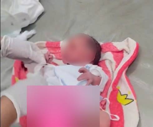 Abandoned newborn baby boy, discovered by people near a landfill. Photo: Nha Bich Commune Police