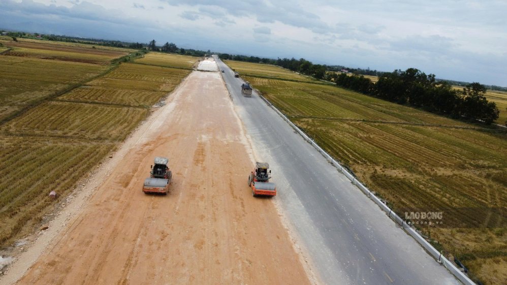 The National Highway 15D project section from My Thuy port to Cam Lo - La Son expressway is under construction. This project is slow to disburse public investment capital. Photo: Hung Tho
